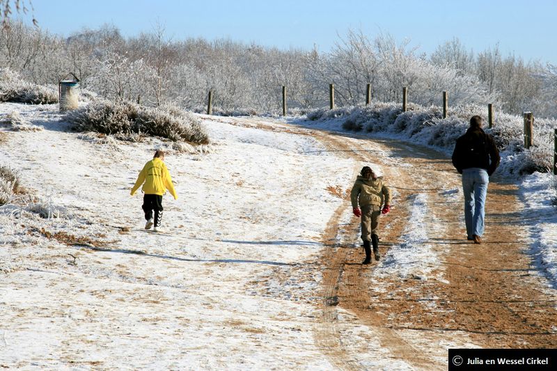 Wandelen in het Nationaal Park de Veluwezoom. Er zijn plaatsen genoeg om op te warmen. Zo kun je naar het bezoekerscentrum Veluwezoom.Adres: Bezoekerscentrum Veluwezoom, Heuvenseweg 5a, Veluwetransferium Posbank,  Rheden.Tip: Handig om mee te nemen als je veel gaat wandelen.